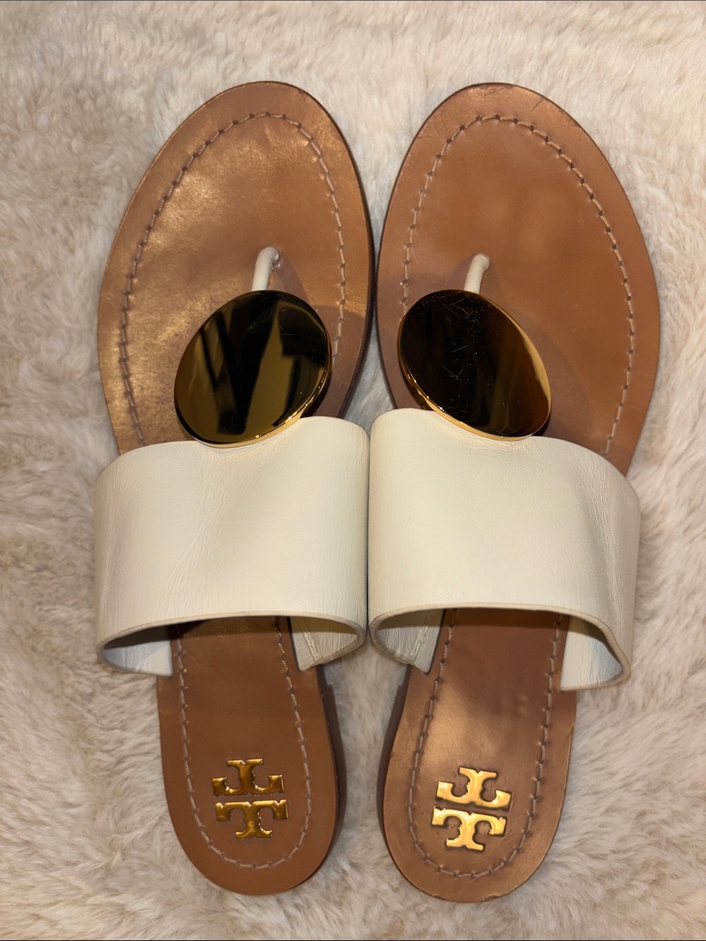 Tory Burch Cream Leather Slide Sandals with Gold Emblem. EUC ⭐️  8 M.  (No box.)
